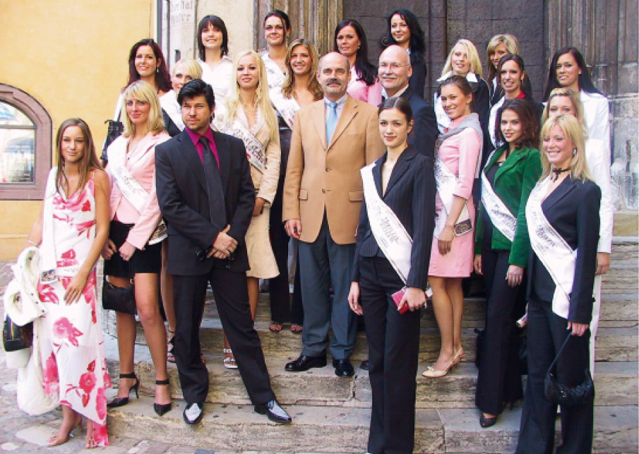 2005 in Regenburg. Die Teilnehmerinnen aus den Bundesländern von „Model of Universe Germany“ mit Model-Agent Oliver Burghart und dem damaligen OB Hans Schaidinger.
