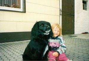 Klein-Ramona vor vielen Jahren mit Nachbarshund im Dörfchen Herolding. Foto: privat